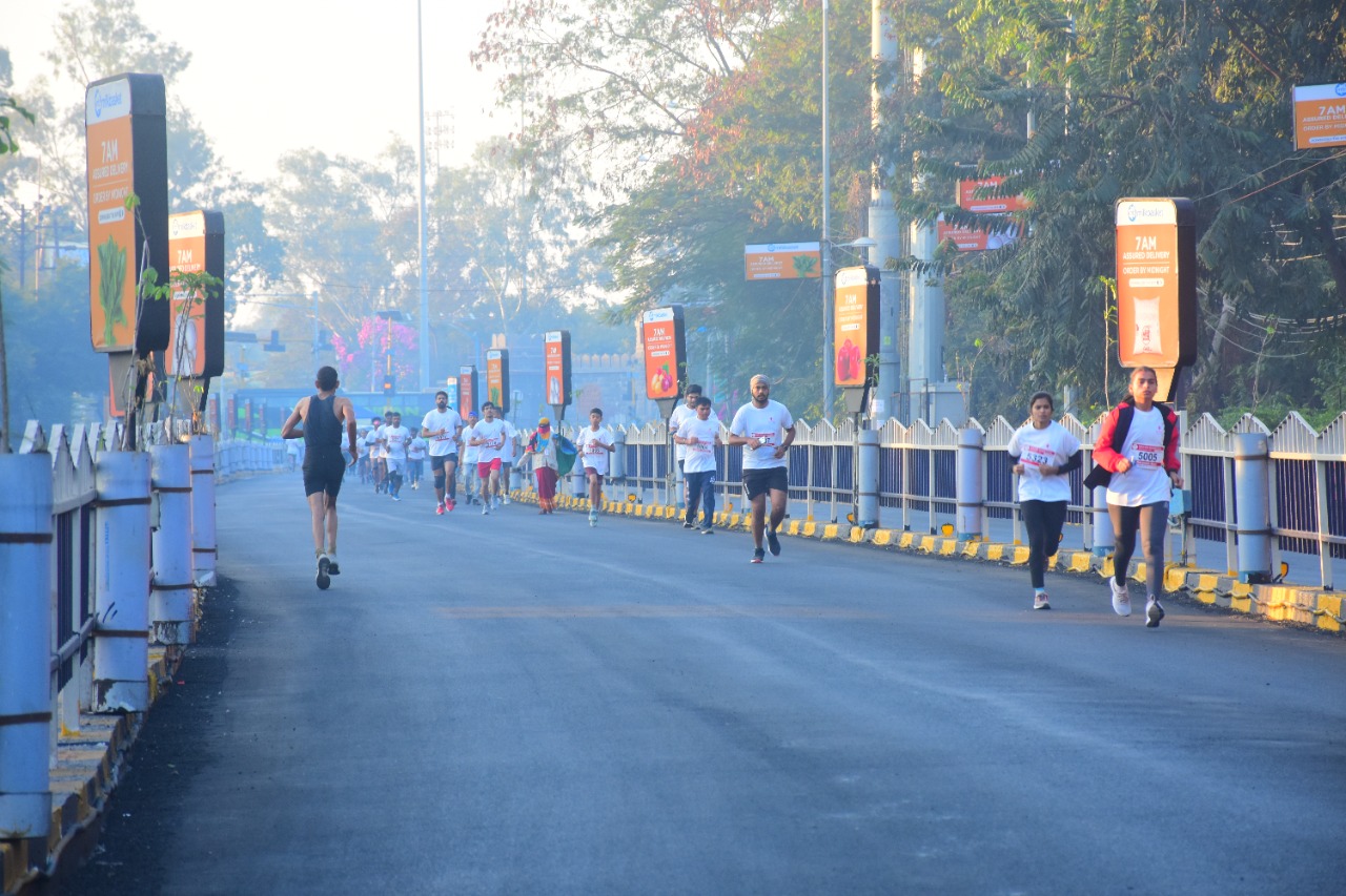 स्वस्थ्य जीवन के लिए दौड़ का संदेश देने सड़कों पर उतरे इंदौरी, मैराथन में हिस्सा लेने सैकड़ों की संख्या में पहुंचे लोग