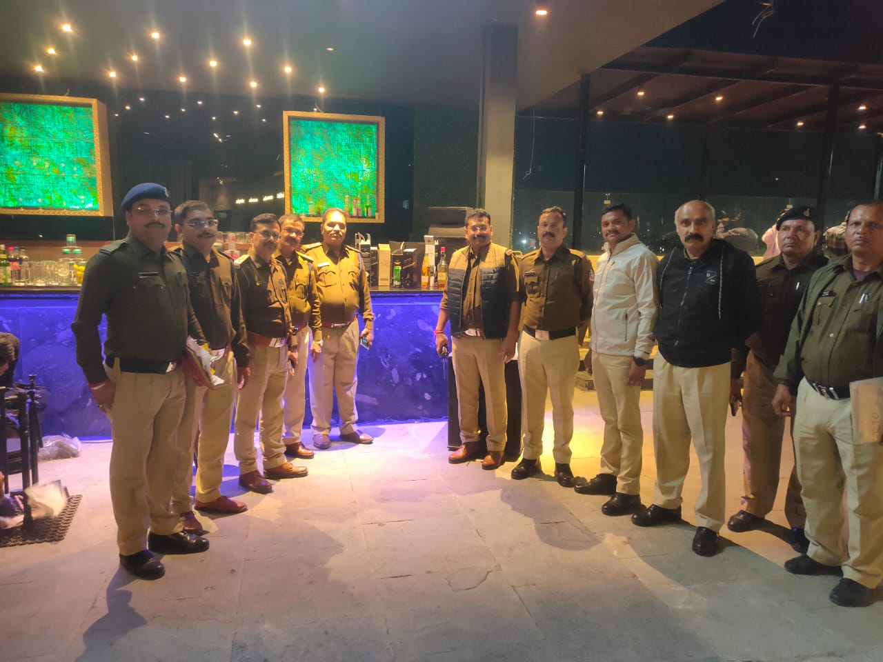 Indore : बिना लाइसेंस के अवैध रूप से शराब पिलाने पर होटल स्काई वॉकर पर हुई कार्रवाई