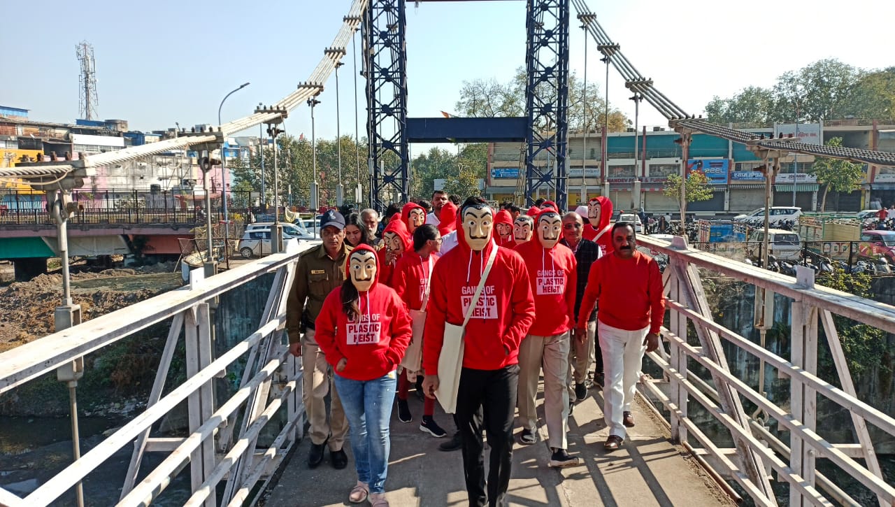 इंदौर को सिंगल यूज प्लास्टिक मुक्त बनाने के लिये निगम की अनूठी पहल, नागरिकों को बांटे कपडे के बने झोले