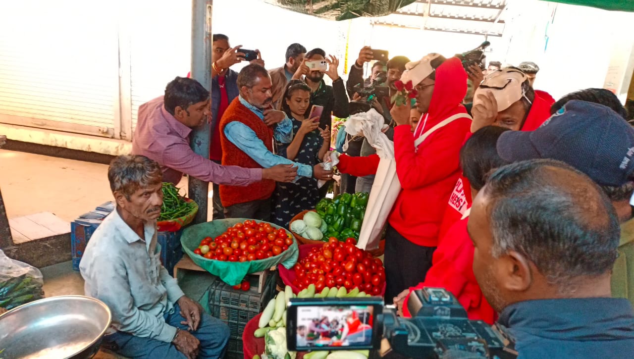 इंदौर को सिंगल यूज प्लास्टिक मुक्त बनाने के लिये निगम की अनूठी पहल, नागरिकों को बांटे कपडे के बने झोले