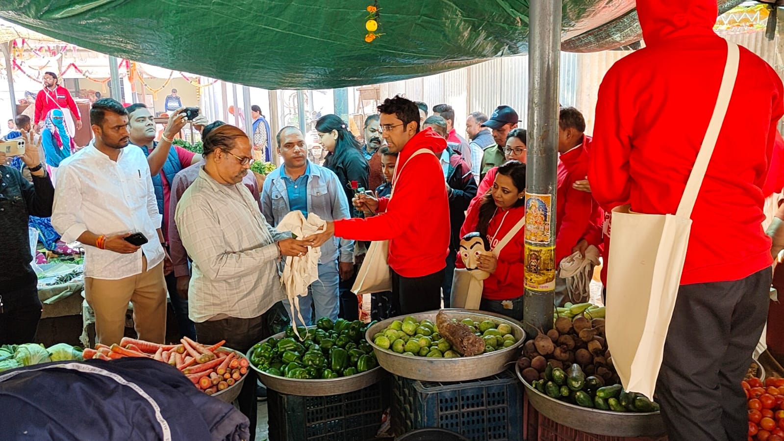 इंदौर को सिंगल यूज प्लास्टिक मुक्त बनाने के लिये निगम की अनूठी पहल, नागरिकों को बांटे कपडे के बने झोले