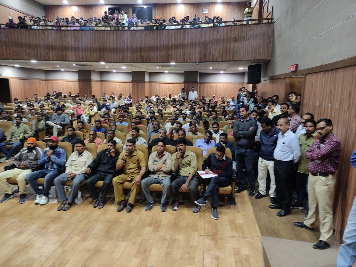 Ujjain : विदेशों से आने वाले अतिथियों से अच्छे व्यवहार को लेकर ई-रिक्शा और मैजिक संचालकों को कलेक्टर ने दी समझाईश