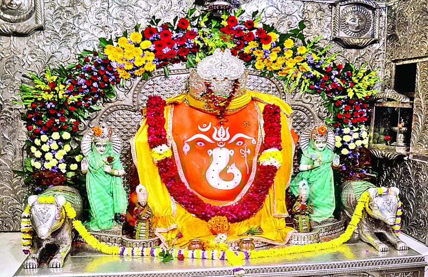 खजराना गणेश मंदिर में आने वाले त्यौहारों और महत्वपूर्ण आयोजनों के लिये रहेगी विशेष व्यवस्थाएं, कलेक्टर इलैयाराजा ने की समीक्षा बैठक