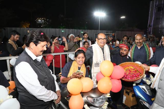 राष्ट्रीय युवा दिवस पर CM शिवराज ने 100 दिव्यांगों को दी स्कूटी