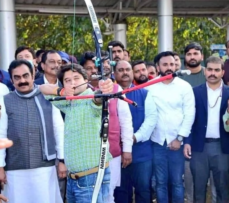 जींस-शर्ट पहन खेल मैदान में उतरे सिंधिया, पहली बार देखा होगा केंद्रीय मंत्री का ये अंदाज, देखें वायरल तस्वीरें