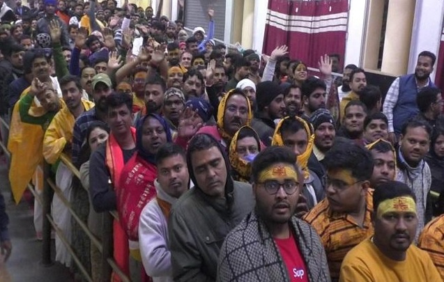 महाकाल की भस्म आरती में उमड़ी लाखों श्रद्धालुओं की भीड़, तस्वीरों में देखिए नए साल में भक्तों का उत्साह