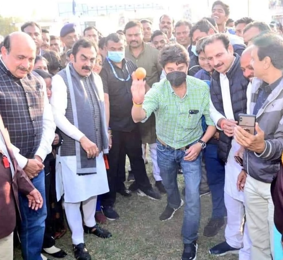 जींस-शर्ट पहन खेल मैदान में उतरे सिंधिया, पहली बार देखा होगा केंद्रीय मंत्री का ये अंदाज, देखें वायरल तस्वीरें