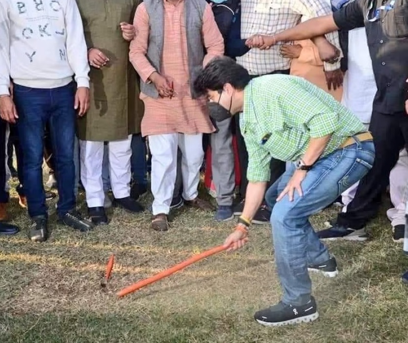 जींस-शर्ट पहन खेल मैदान में उतरे सिंधिया, पहली बार देखा होगा केंद्रीय मंत्री का ये अंदाज, देखें वायरल तस्वीरें