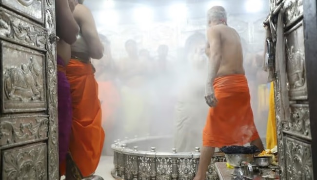 महाकाल की भस्म आरती में उमड़ी लाखों श्रद्धालुओं की भीड़, तस्वीरों में देखिए नए साल में भक्तों का उत्साह