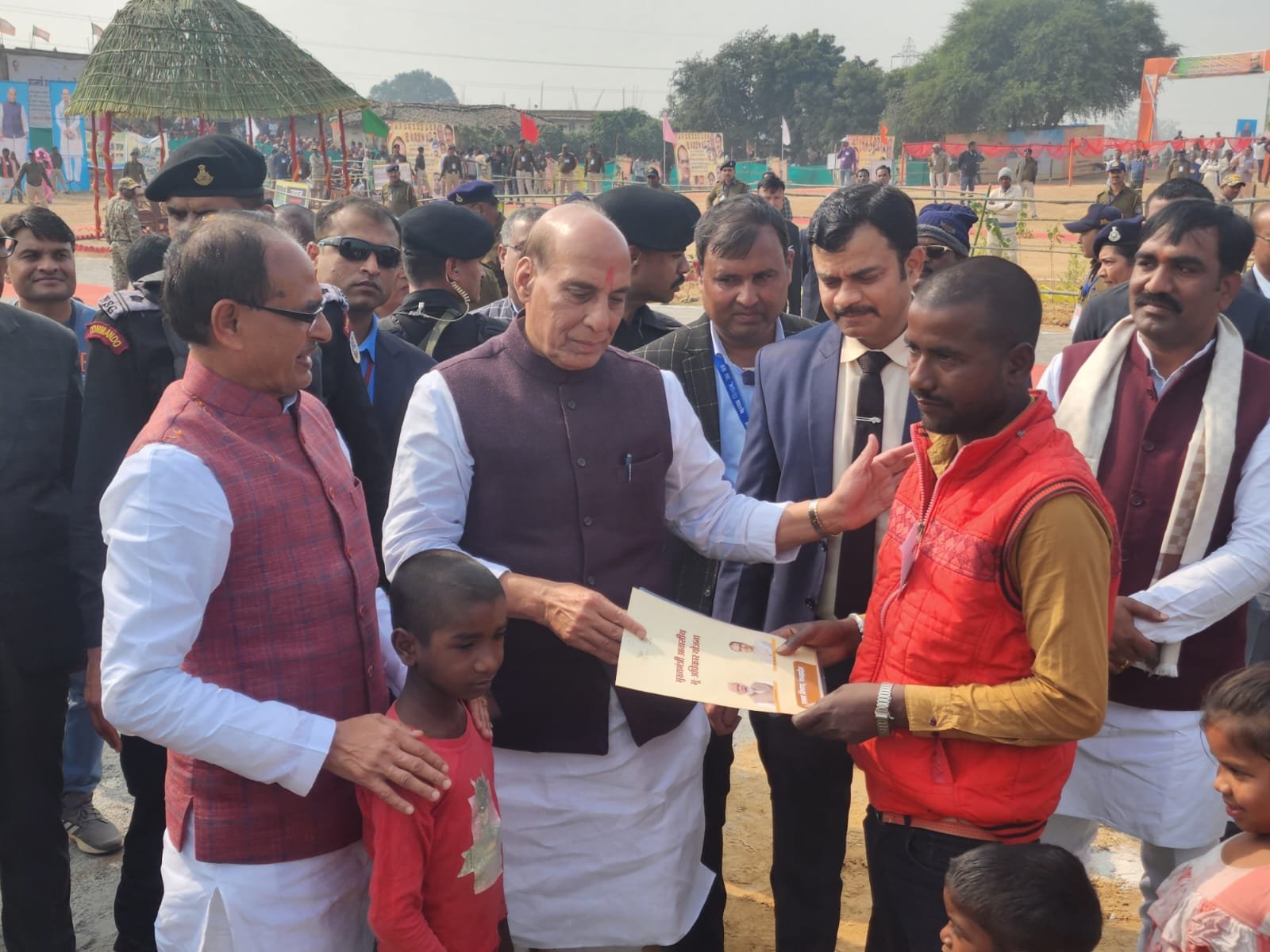 रक्षामंत्री राजनाथ सिंह और मुख्यमंत्री शिवराज ने 57 परिवारों को दी आवासीय भू-खण्ड की सौगात