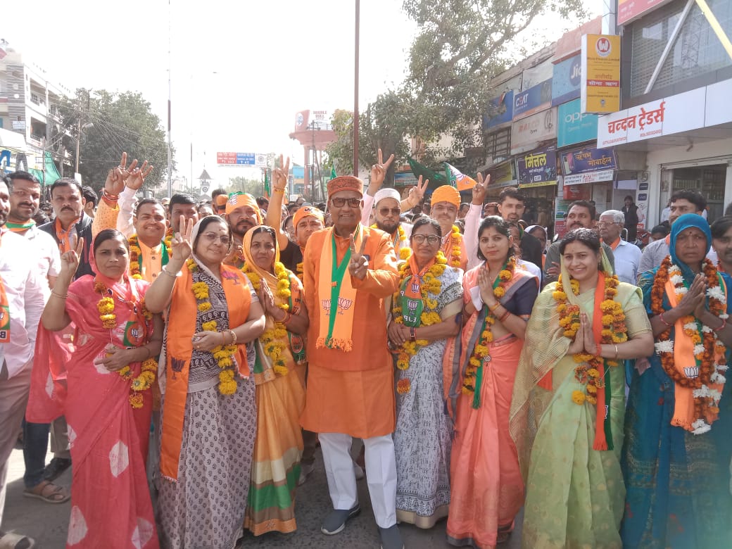 कूक्षी में चुनावी रंग लगा जमने, BJP और कांग्रेस प्रत्याशियों ने निकाली जनसंपर्क रैली
