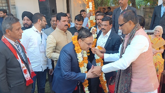 पत्नी संग NRI से मिले शिवराज, बोले- मेहमान जो हमारा होता है वो जान से प्यारा होता है