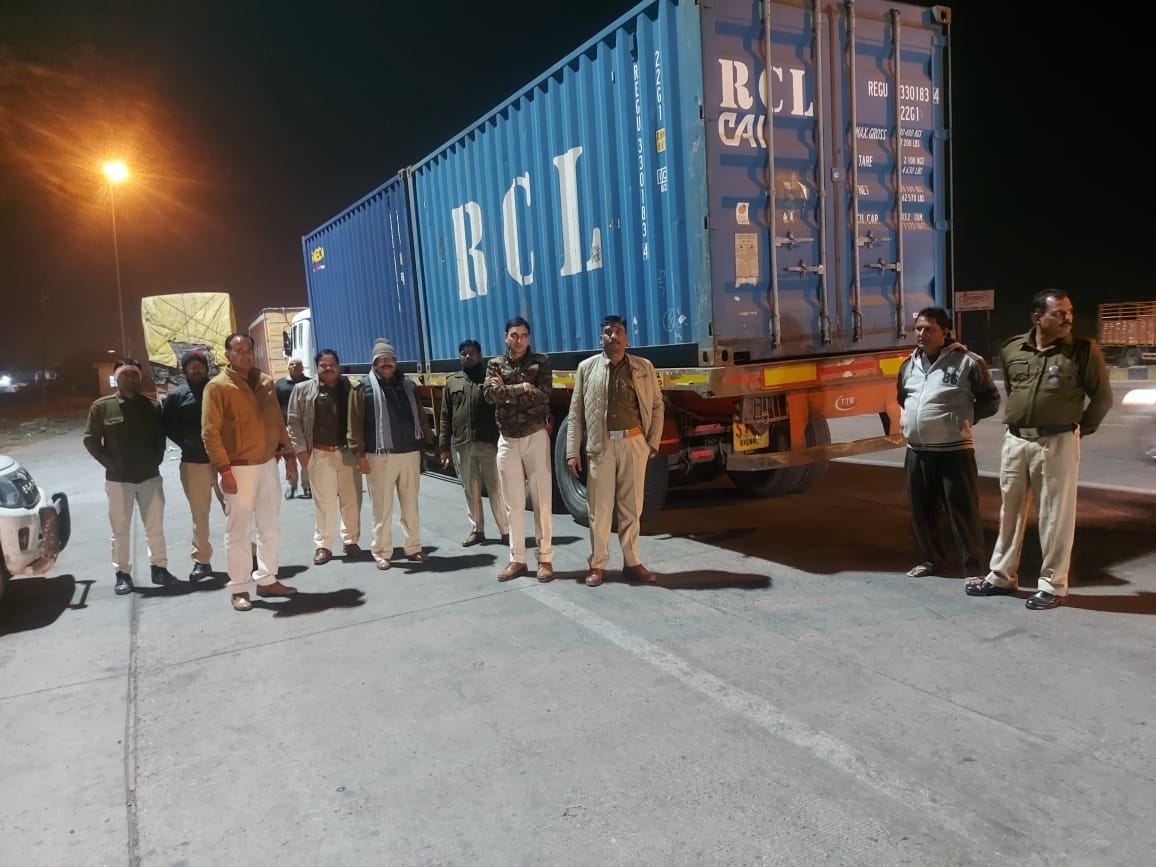 Indore : आबकारी विभाग ने देर रात खुला रहने पर सुरभि बार के विरूद्ध की कार्यवाही