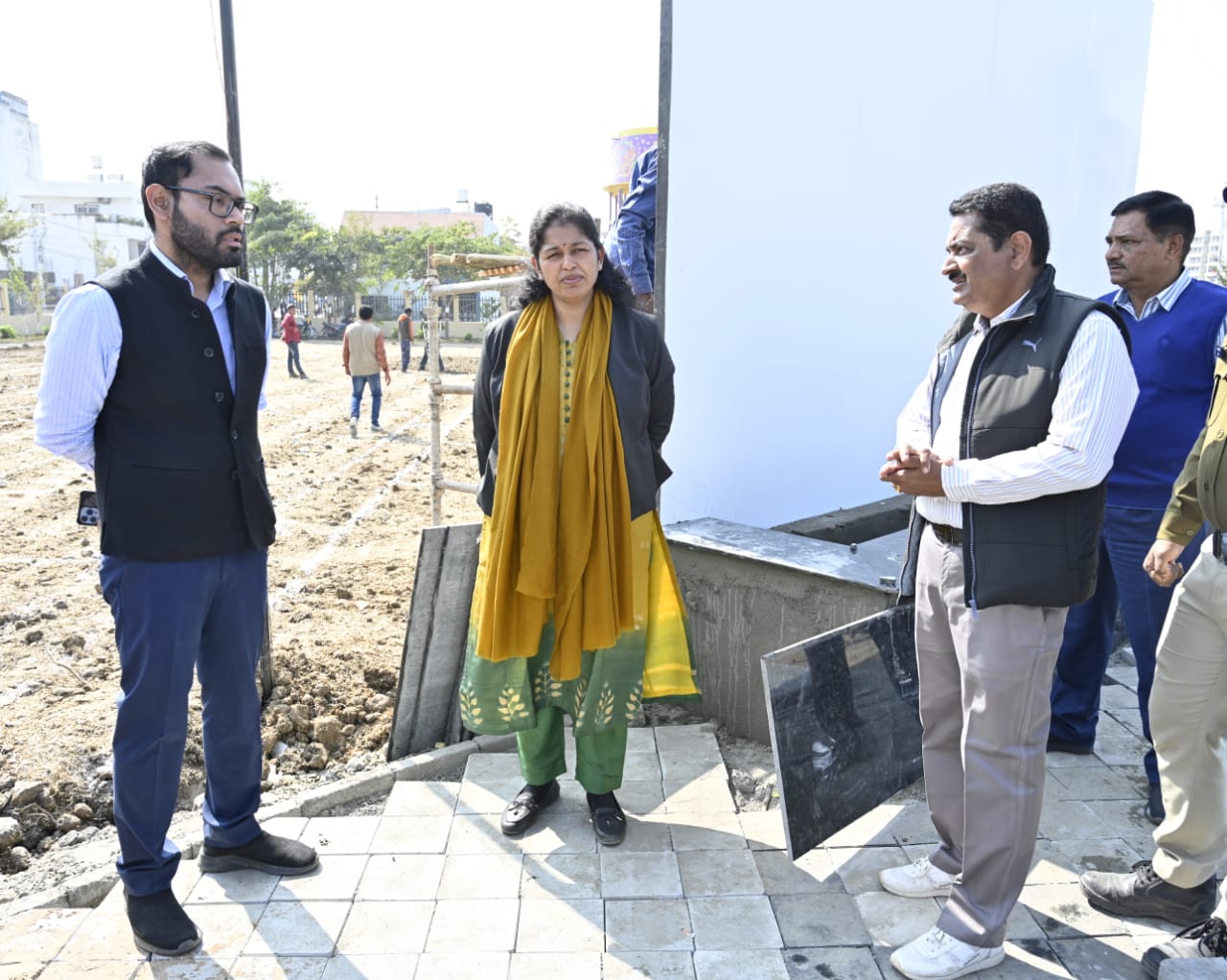 Indore : NRI अतिथियों के नगर भ्रमण से पहले निगमायुक्त ने किया 56 दुकान और लॉ ओमनी का निरीक्षण