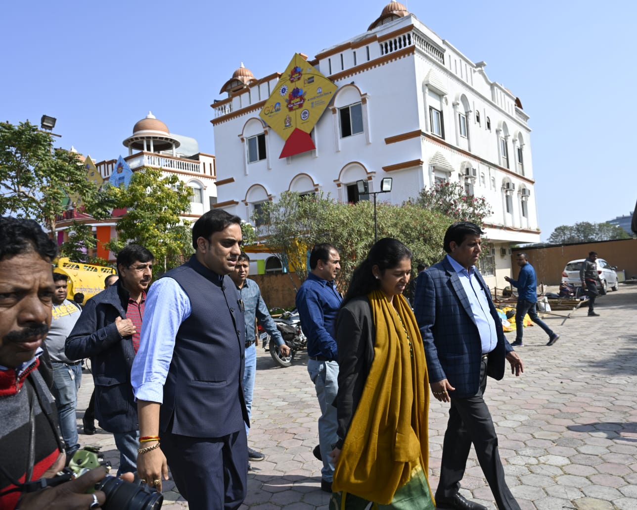 Indore : NRI अतिथियों के नगर भ्रमण से पहले निगमायुक्त ने किया 56 दुकान और लॉ ओमनी का निरीक्षण