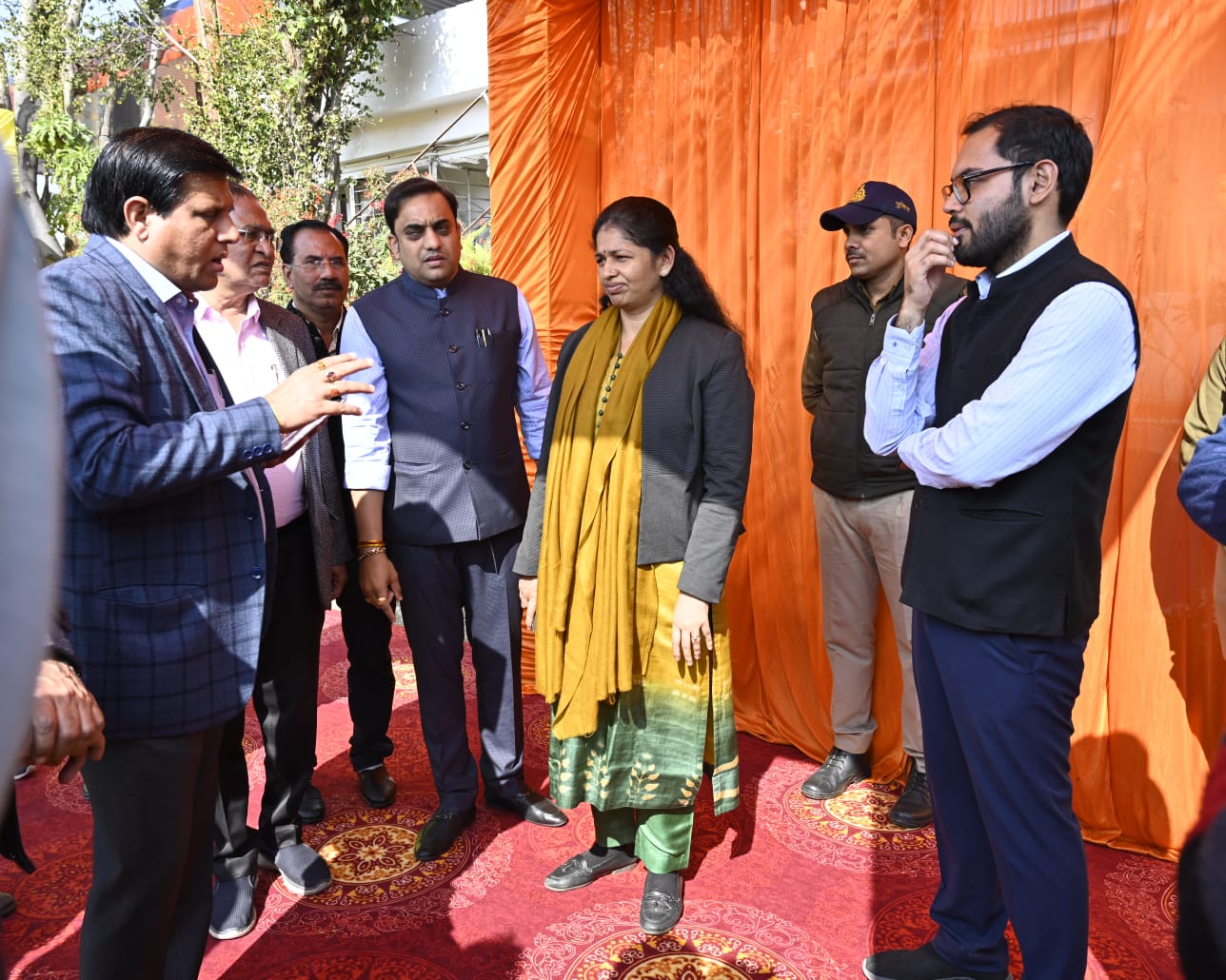 Indore : NRI अतिथियों के नगर भ्रमण से पहले निगमायुक्त ने किया 56 दुकान और लॉ ओमनी का निरीक्षण