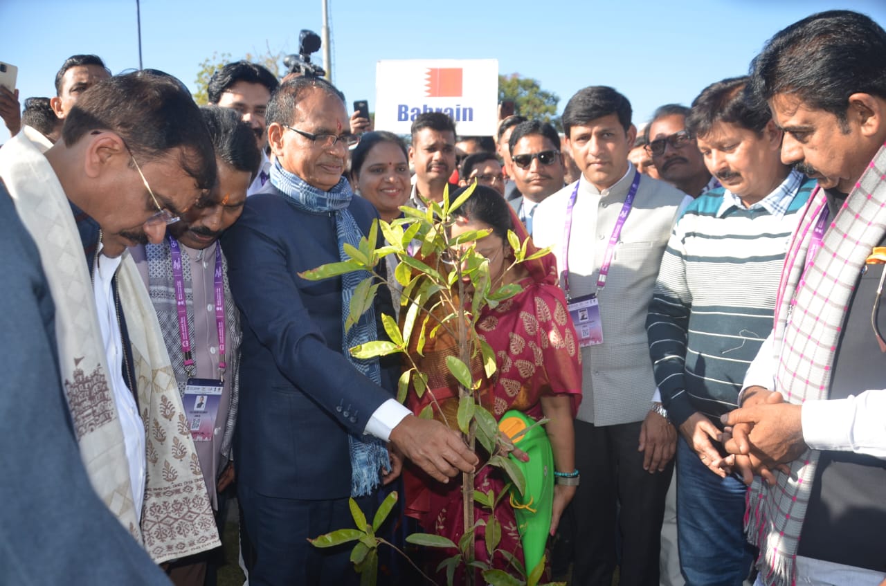 इंदौर में स्वच्छता के साथ पर्यावरण संरक्षण का अनूठा प्रयास, मुख्यमंत्री ने प्रवासी अतिथियों के साथ नमो ग्लोबल गार्डन में किया पौधारोपण