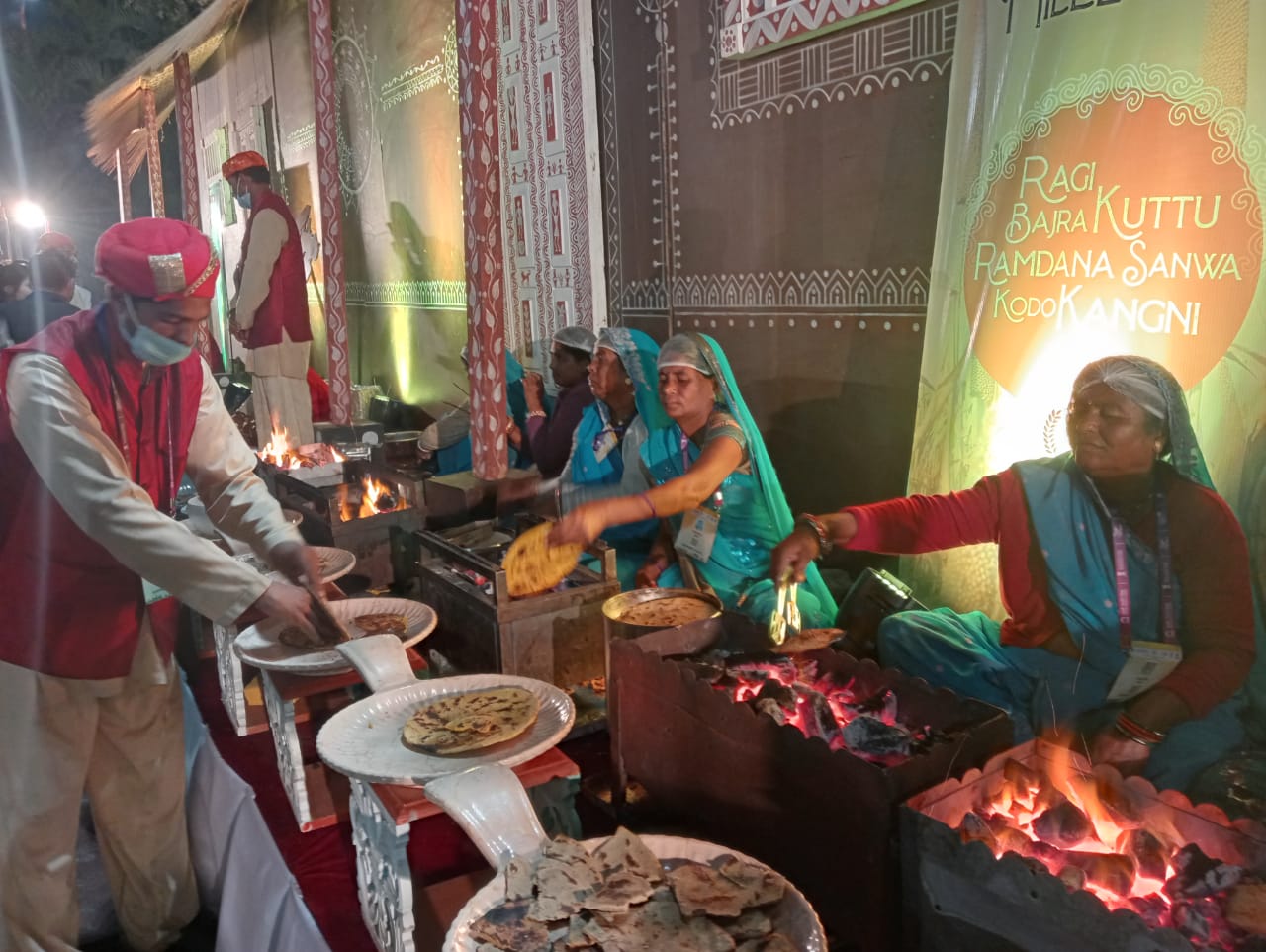 प्रवासीयों ने कबीट अमरूद की चटनी से लेकर बाजरे और मक्का की रोटी का जायका चखा
