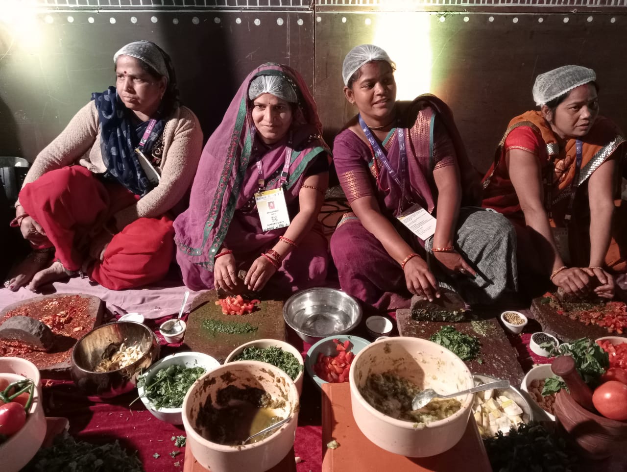 प्रवासीयों ने कबीट अमरूद की चटनी से लेकर बाजरे और मक्का की रोटी का जायका चखा
