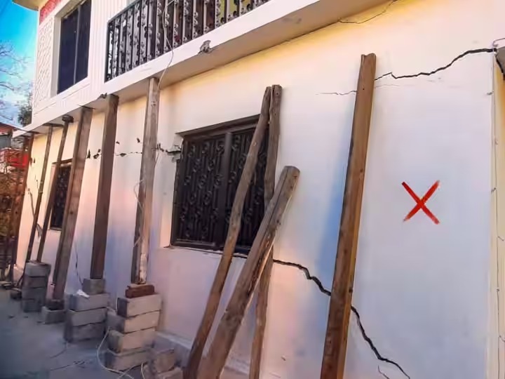 जोशीमठ (Joshimath) के पल पल बिगड़ रहे है हालात, गिराई जा रही खतरनाक इमारतों, बारिश आई तो बढ़ सकती है मुसीबत