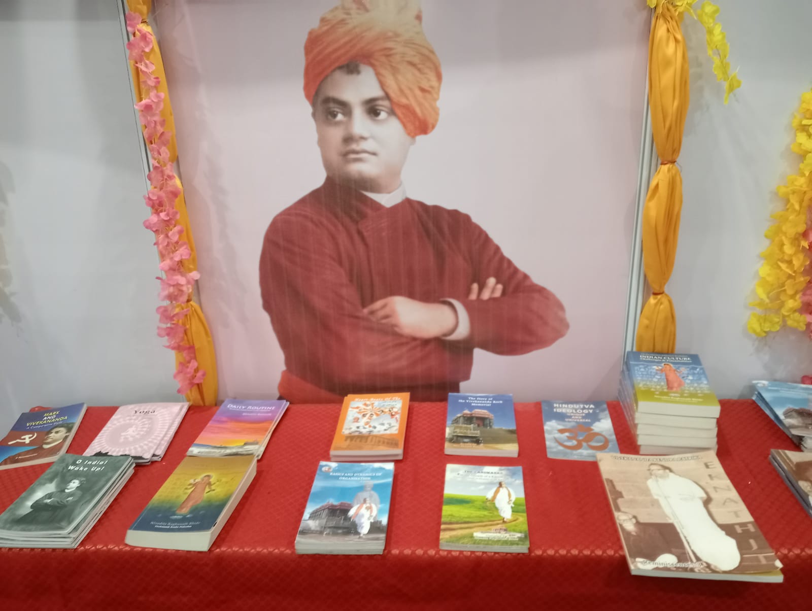 स्वामी विवेकानंद के वाक्यों और सिद्धांतो पर आधारित किताबों का लगा स्टॉल