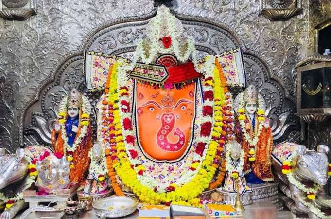खजराना गणेश मंदिर में मंदिर के पीछे की दीवार पर उल्टा स्वास्तिक चिह्न बनाने से होती है मनोकामना पूर्ण