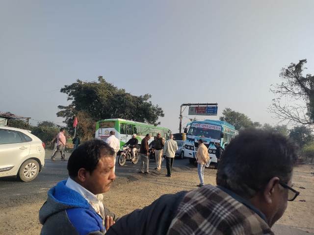 इंदौर में वाहन चेकिंग अभियान जारी, बिना परमिट की 5 बसें की जब्त, वसूले साढ़े 49 हजार