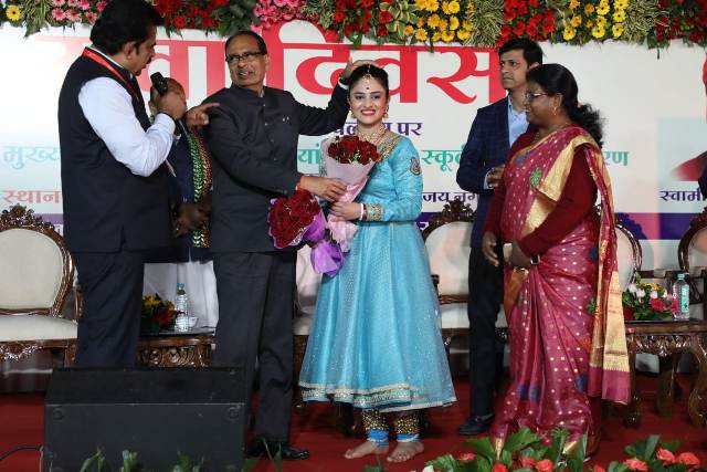 राष्ट्रीय युवा दिवस पर CM शिवराज ने 100 दिव्यांगों को दी स्कूटी