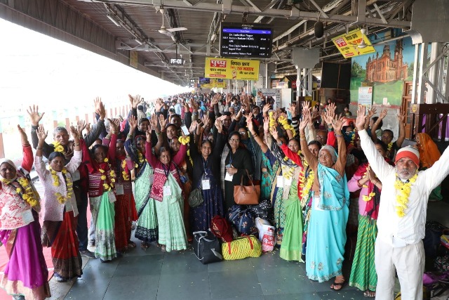 मुख्यमंत्री तीर्थदर्शन यात्रा : इंदौर से रामेश्वरम के लिए 400 बुजुर्गों का जत्था रवाना