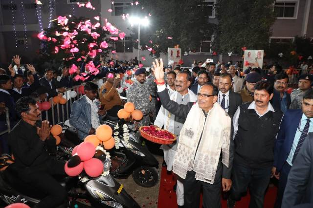 राष्ट्रीय युवा दिवस पर CM शिवराज ने 100 दिव्यांगों को दी स्कूटी