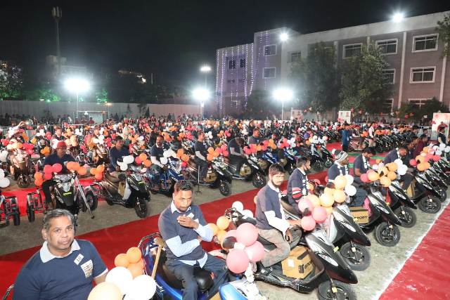 राष्ट्रीय युवा दिवस पर CM शिवराज ने 100 दिव्यांगों को दी स्कूटी