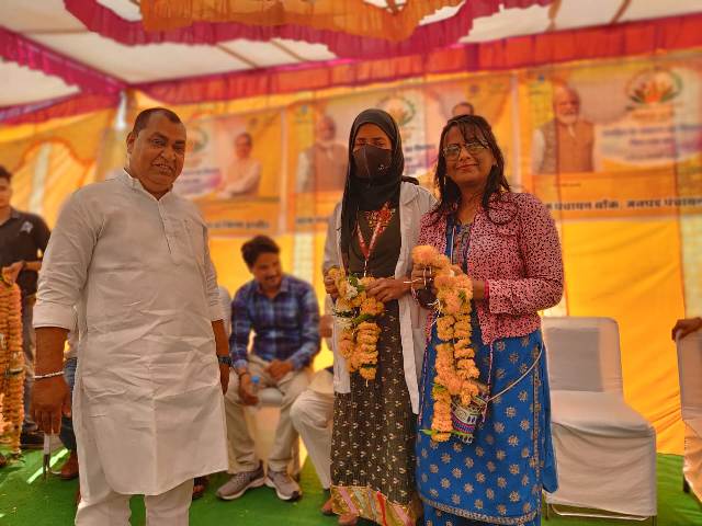 जवाहर टेकरी उप स्वास्थ्य केंद्र में विकास यात्रा के अंतर्गत लगा नि:शुल्क यूनानी शिविर