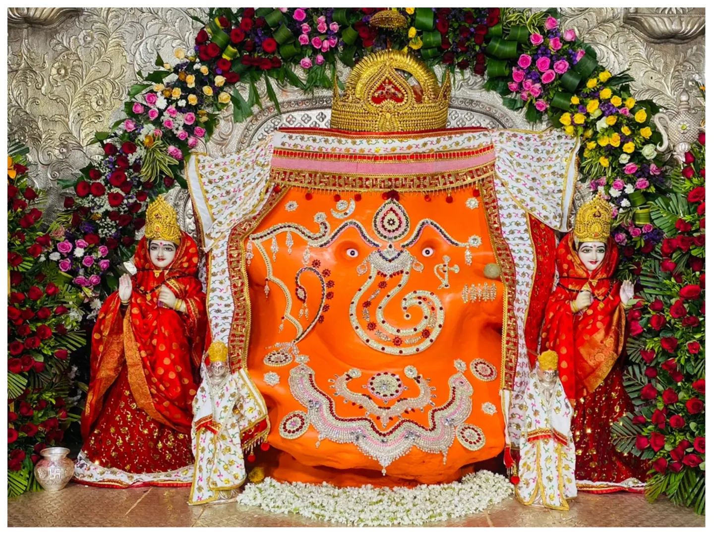 श्री गणपति मंदिर खजराना में संचालित थेलेसिमिया मरीजों के निःशुल्क दवाई वितरण केंद्र में सहयोग के लिये आगे आ रहे दानदाता