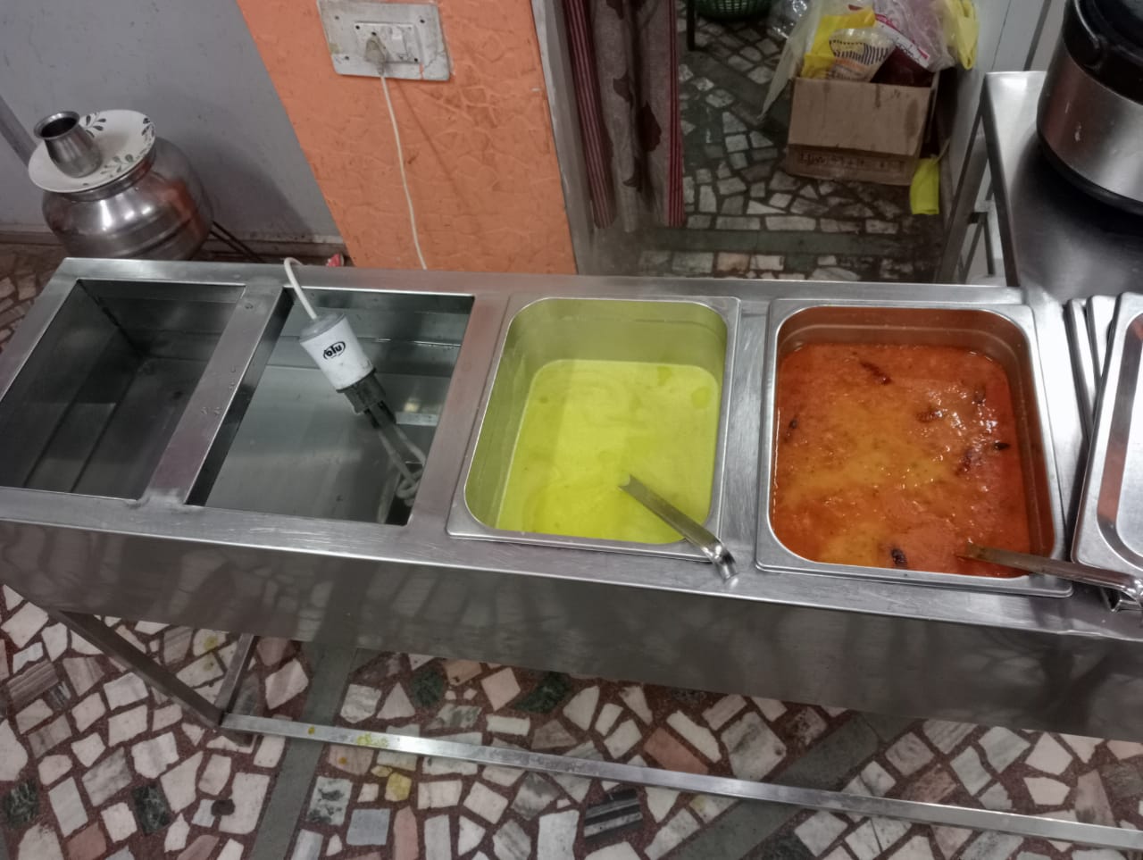 खाना गर्म रखने की मशीन खराब हुई तो हीटर के जुगाड से रखते है खाने को गरम