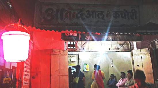 बिजली नहीं थी इंडिकेशन के लिए लाल बाल्टी में लगा दिया लैंप, 53 साल से बना लाल बाल्टी कचौरी ट्रेड मार्क