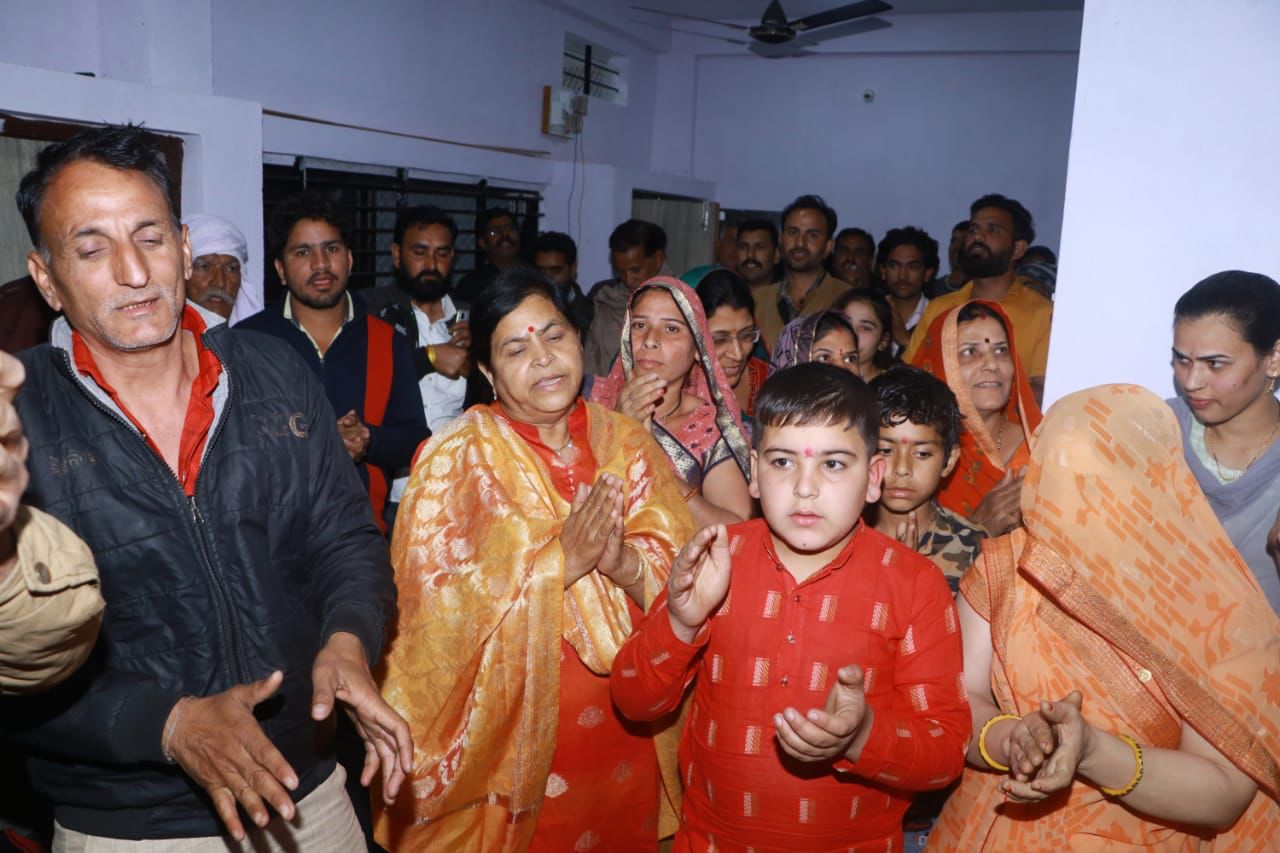 Indore : महू के कमदपुर में हुआ विकास यात्रा का रात्रि विश्राम, मंत्री ठाकुर ने ग्राम वासियो के साथ गाए भजन