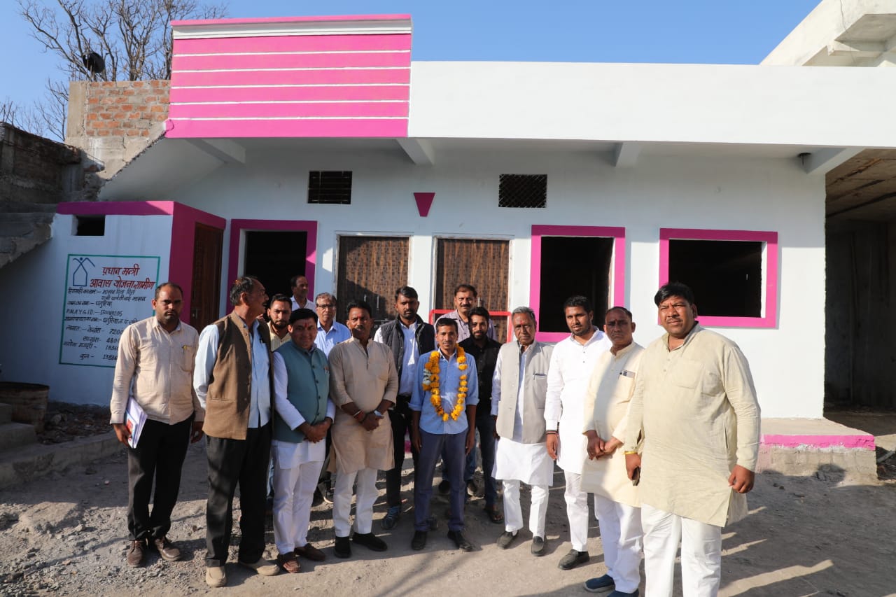 प्रधानमंत्री आवास योजना के तहत मुकेश चौहान का मिला पक्का आशियाना