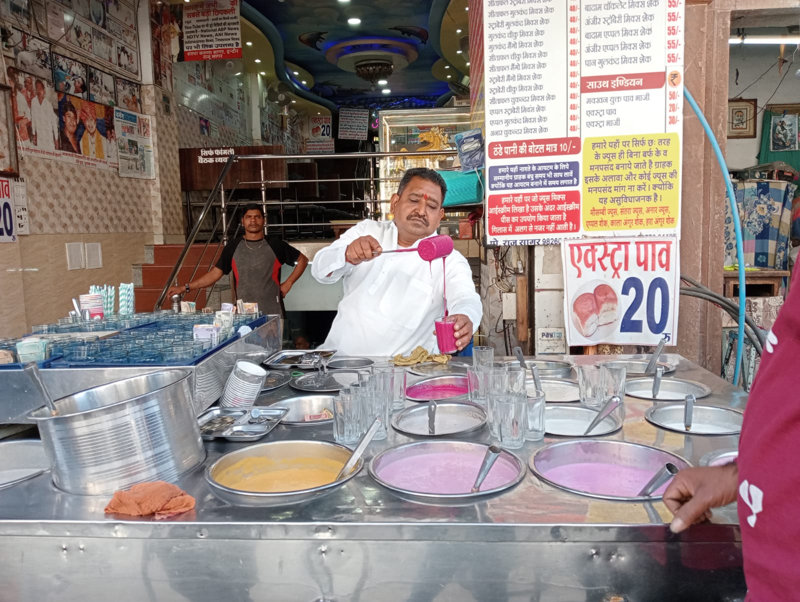 22 साल पुराना सागर जूस सेंटर कॉकटेल और पान ठंडाई स्वाद के साथ तैयार, गर्मी की इस दस्तक में लोगों का लग रहा जमावड़ा