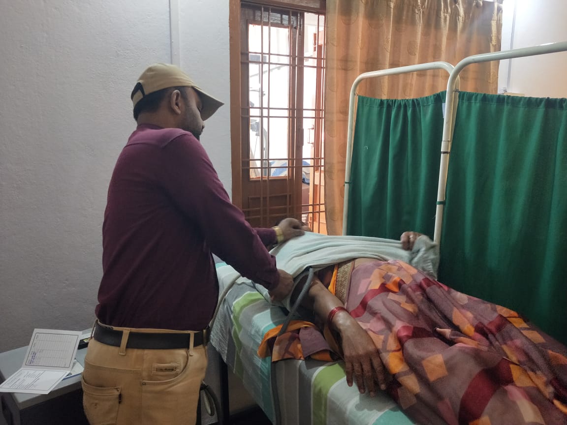Indore : रामकृष्ण मिशन आश्रम में गरीबों को दी जाती है नि:शुल्क फिजियोथेरेपी, शरीर की समस्याओं से मिलता है छुटकारा