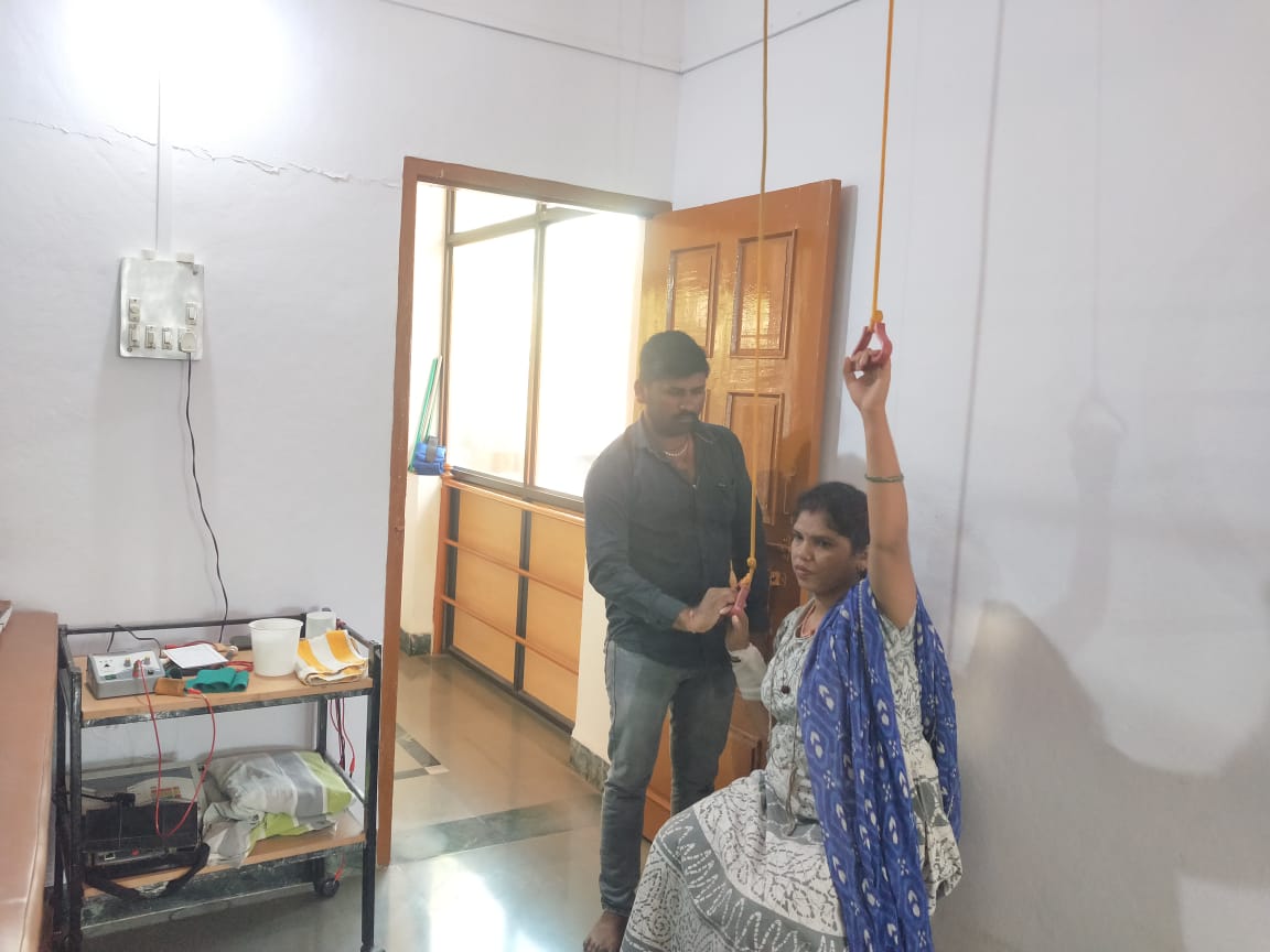 Indore : रामकृष्ण मिशन आश्रम में गरीबों को दी जाती है नि:शुल्क फिजियोथेरेपी, शरीर की समस्याओं से मिलता है छुटकारा
