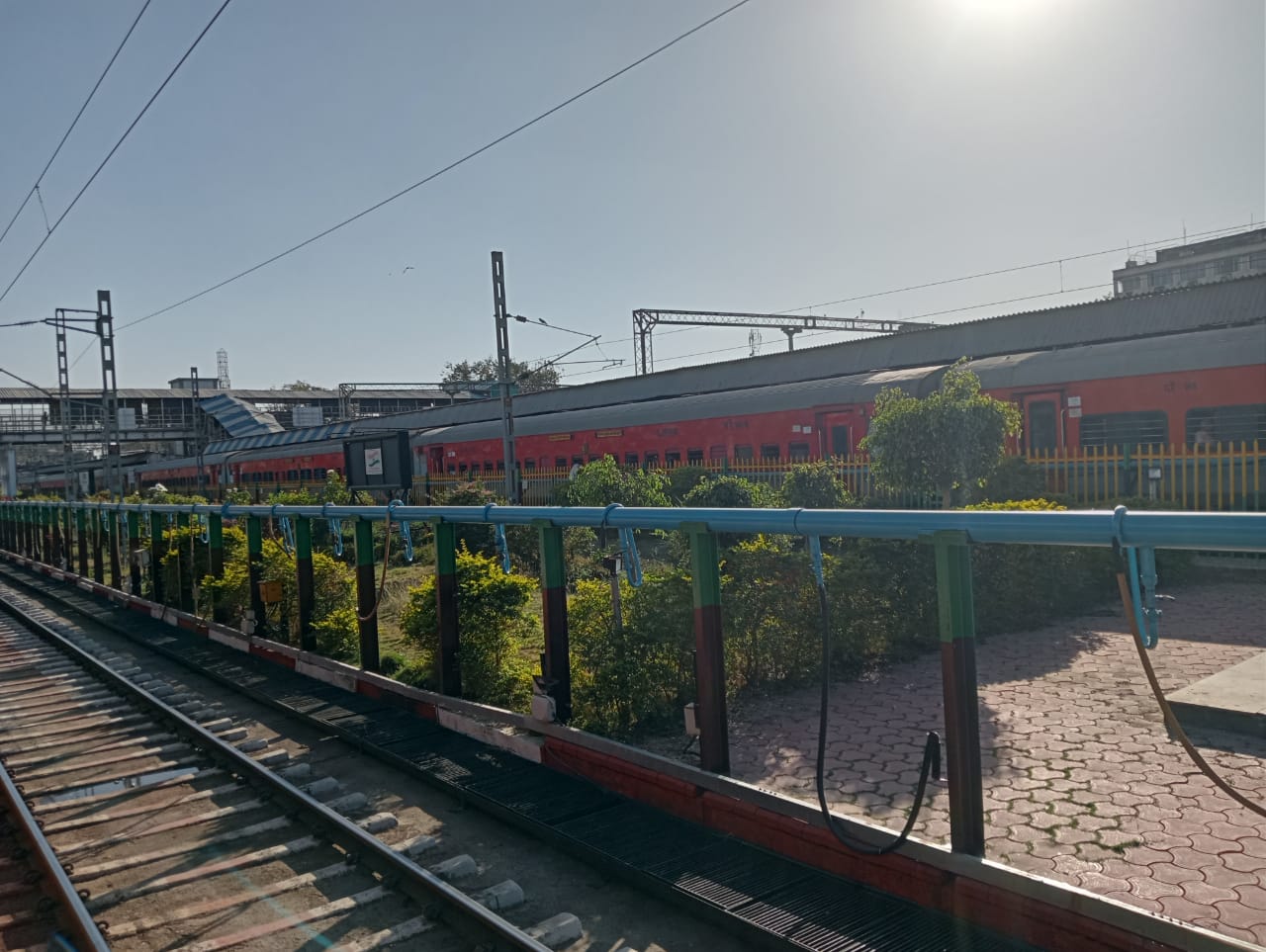 Indore Railway Station : यात्रियों को सुकून दे रही शहर की ताज़ी खुशबूदार हवा, प्लेटफॉर्म के बीच लगाए पौधों ने लिया गार्डन का रूप