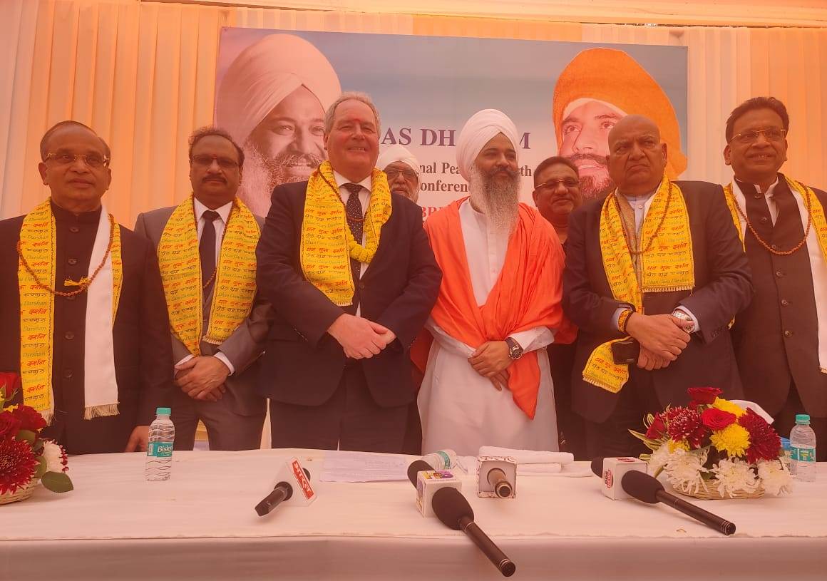 विश्व में शांति की बातें नहीं बल्कि उस पर यकीन कर शांति के सार्थक मार्ग पर चलना होगा - महाराज त्रिलोचन दर्शन दास