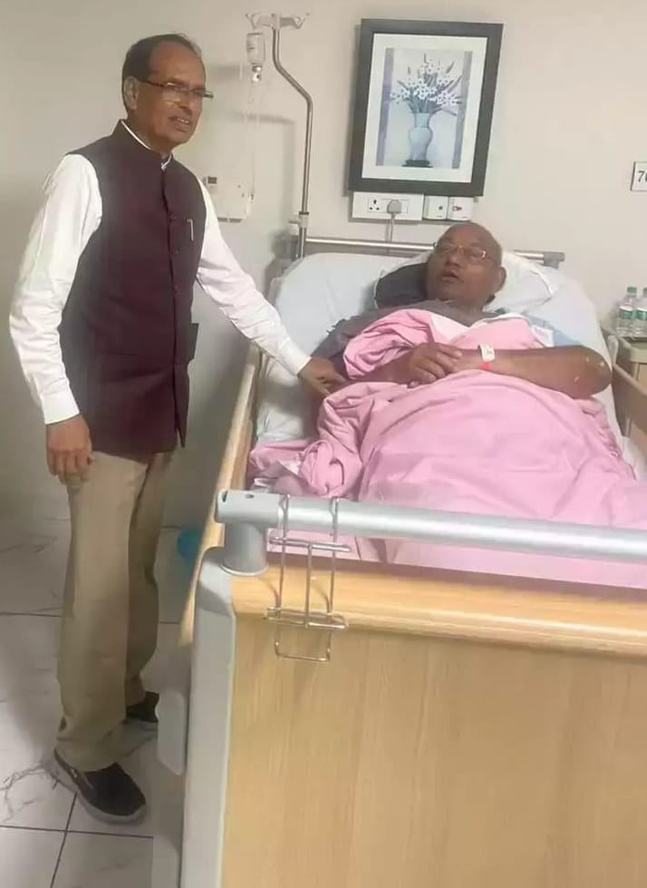 MP विधानसभा अध्यक्ष गिरीश गौतम को देखने अस्पताल पहुंचे CM शिवराज, कल कराया गया था एडमिट