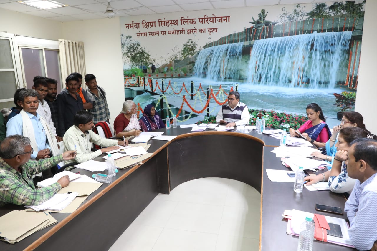 इंदौर संभागायुक्त डॉ. पवन शर्मा ने सात घंटे सुनी विस्थापितों की समस्याएं