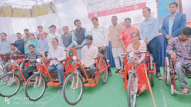 Indore News : विकास यात्रा में दिव्यांगजनो को 26 लाख रुपये की सौगात