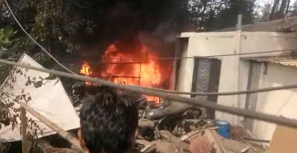 Indore : विजय नगर थाना परिसर में लगी भीषण आग, चपेट में आए जब्त किए गए वाहन, देखें वीडियो