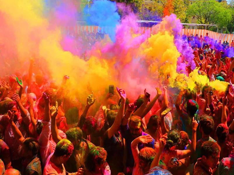 घर-आँगन, मन आँगन में अक्स छोड़ गए रंग