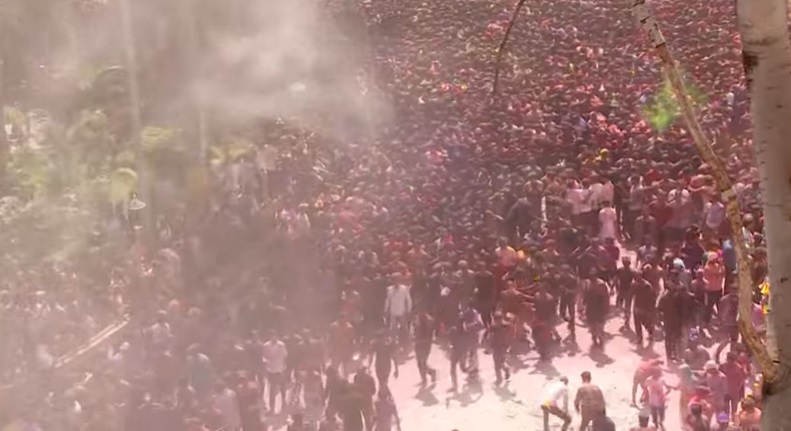 Indore Ger Live : इंदौर की ऐतिहासिक गेर में पहुंचे लाखों लोग, चारों तरफ रंग, उत्साह और उल्लास, देखिए तस्वीरें