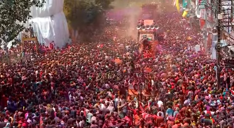 Indore Ger Live : इंदौर की ऐतिहासिक गेर में पहुंचे लाखों लोग, चारों तरफ रंग, उत्साह और उल्लास, देखिए तस्वीरें