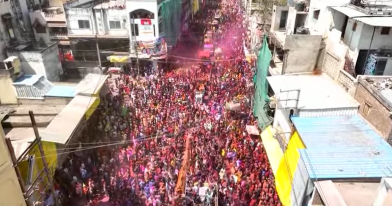 Indore Ger Live : इंदौर की ऐतिहासिक गेर में पहुंचे लाखों लोग, चारों तरफ रंग, उत्साह और उल्लास, देखिए तस्वीरें